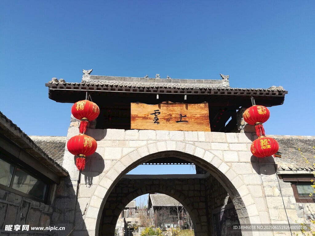 中式古門樓掛紅燈籠