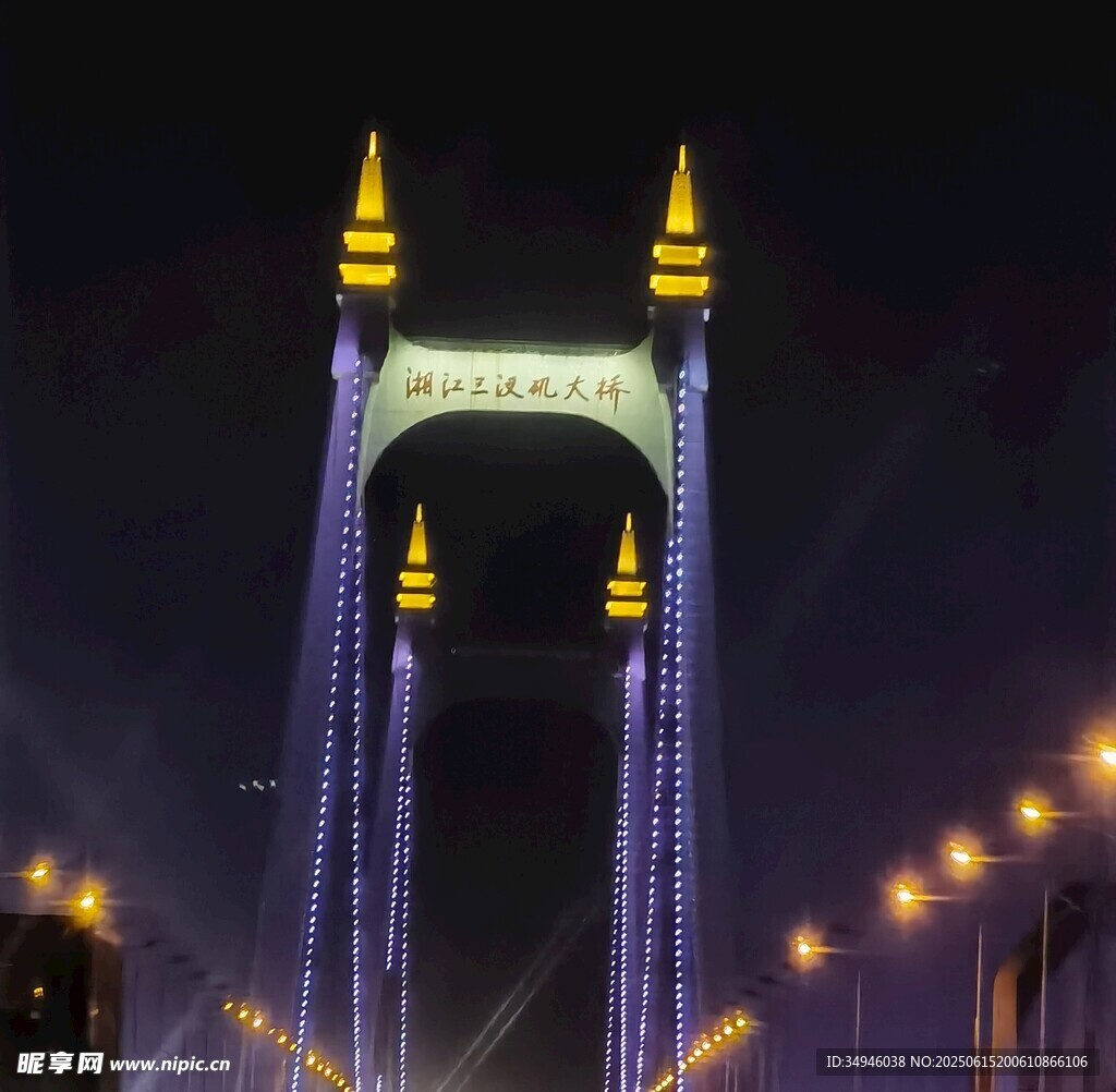 夜晚璀璨燈光下的橋梁