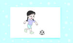 小女孩踢足球的可愛瞬間