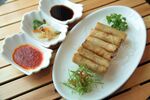 美味炸春卷配多樣蘸料