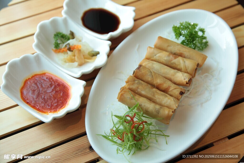 美味炸春卷配多樣蘸料