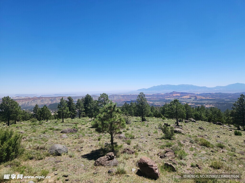 山間綠意風景