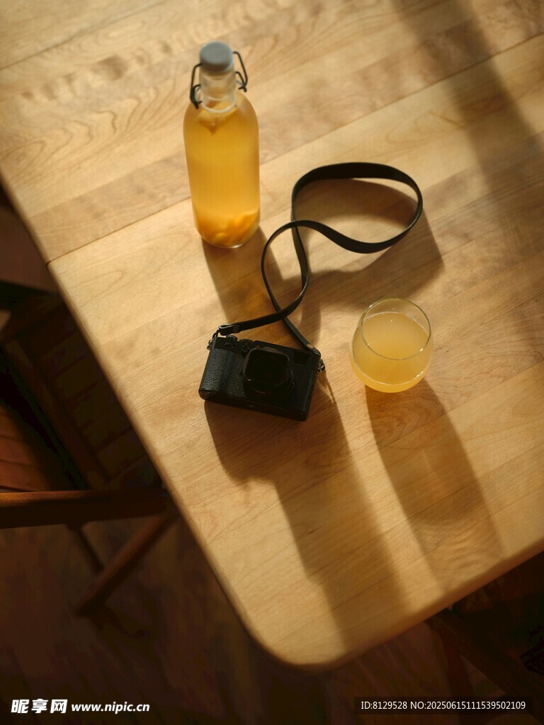 桌上的飲品與相機配件
