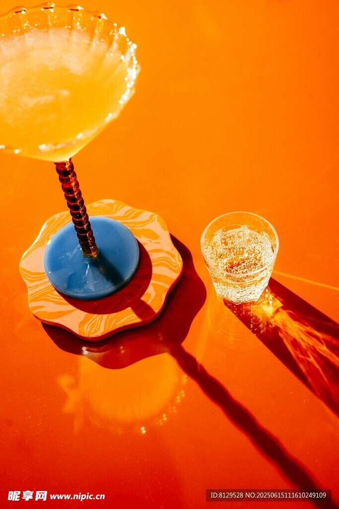 橙色背景下的精致酒杯