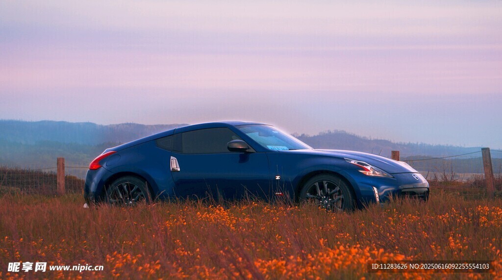 曠野中的藍(lán)色復(fù)古風(fēng)汽車