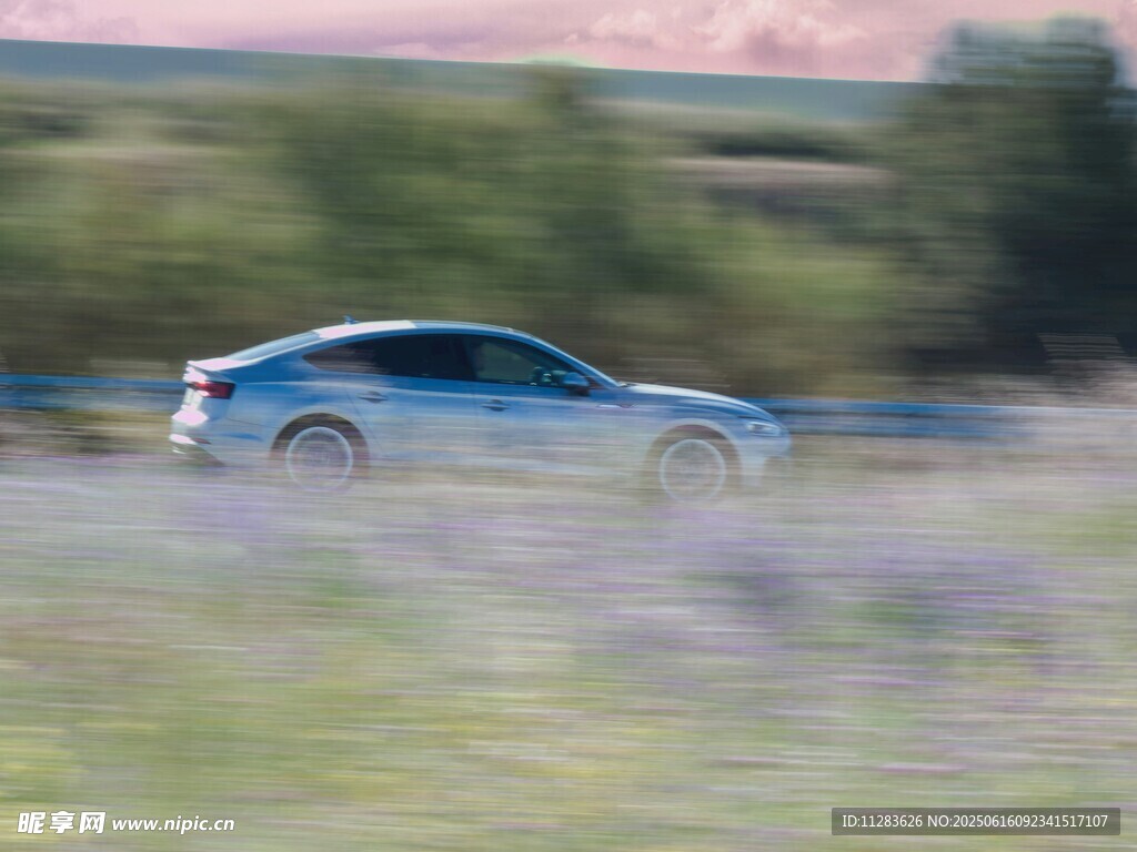 公路上疾馳的藍色汽車