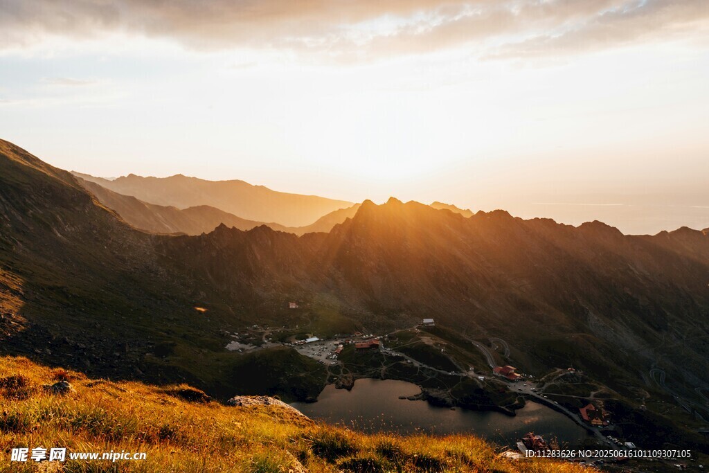 山間日出美景