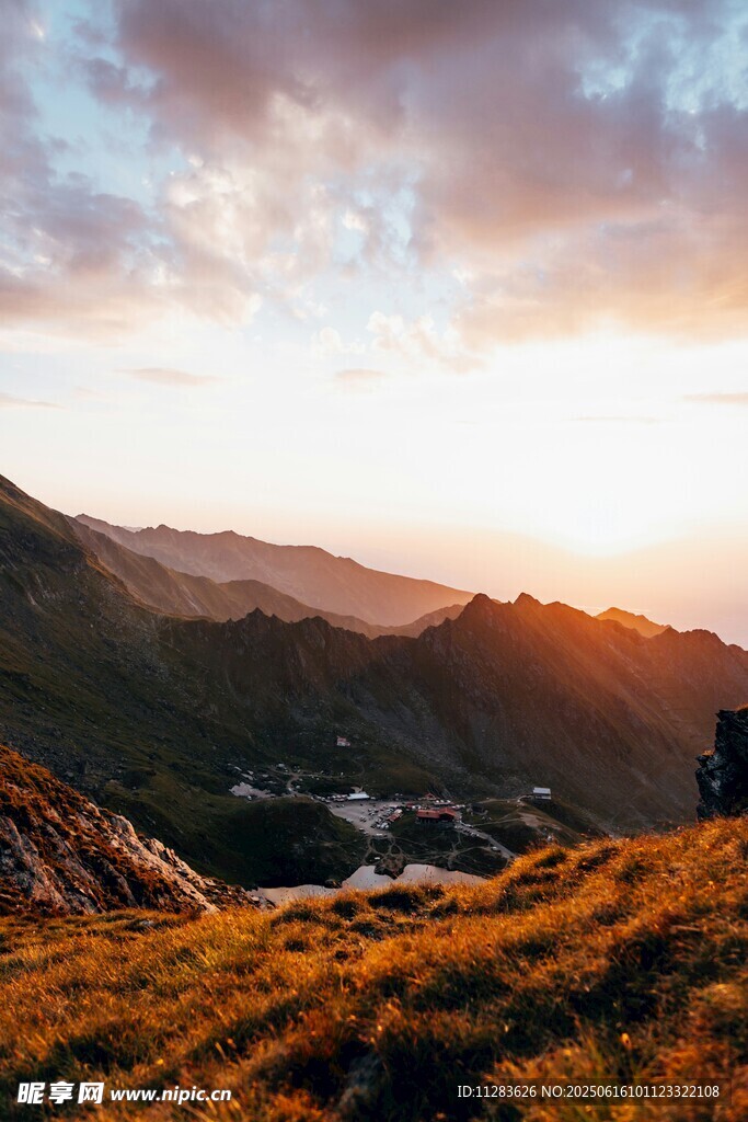 山間日落美景