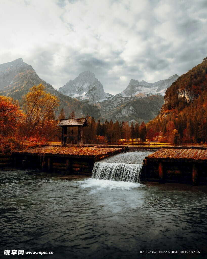 秋日山間溪流瀑布美景