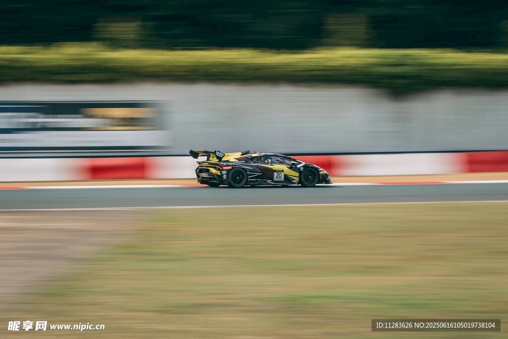 賽車飛馳在賽道