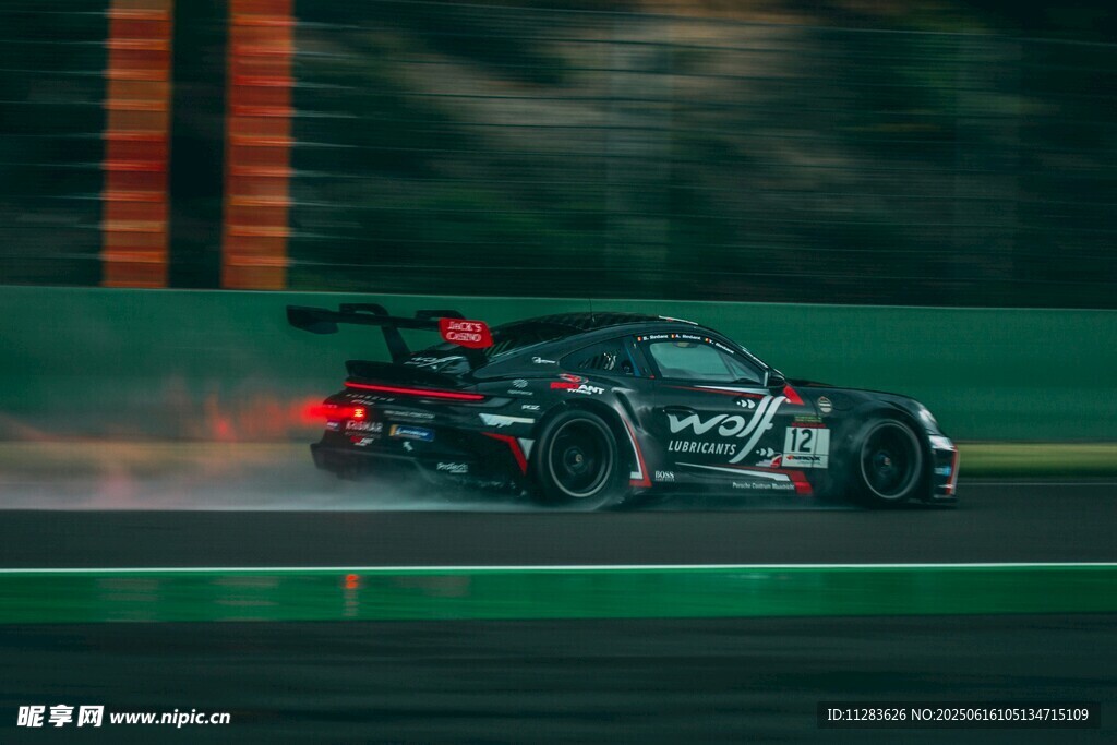 賽車(chē)飛馳瞬間