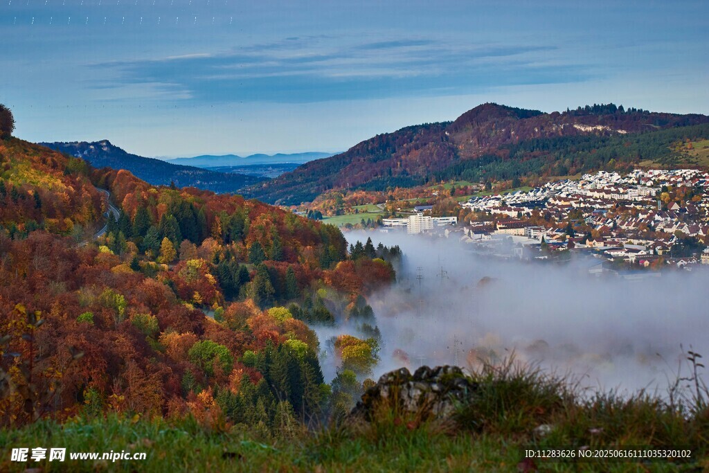 秋日山間云霧繚繞美景