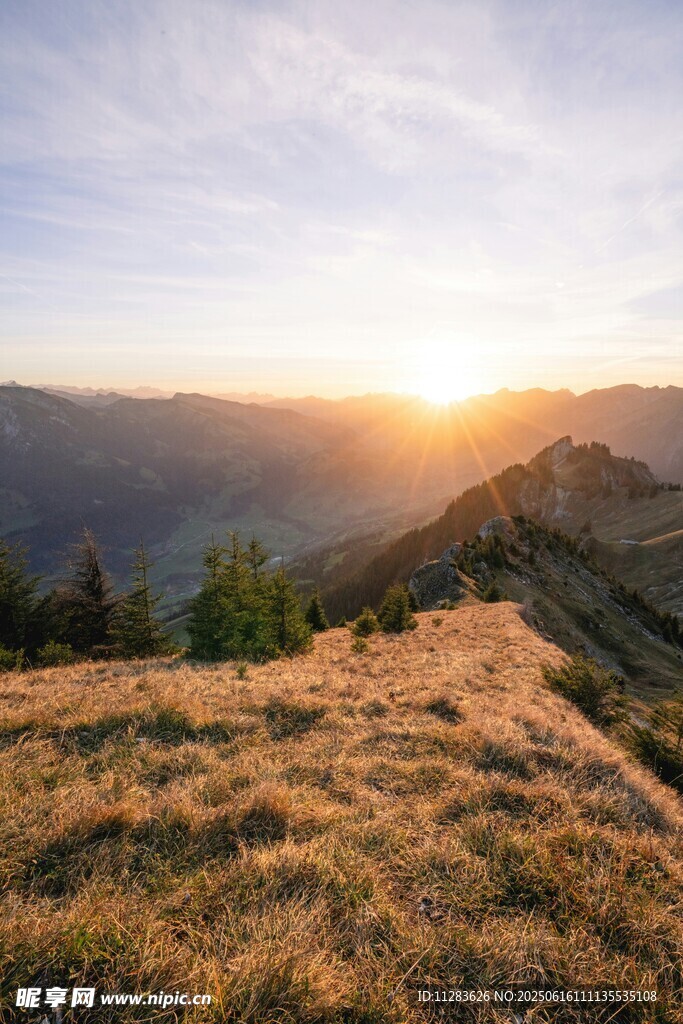 日出時分的山間美景