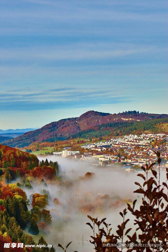 山間晨霧中的多彩秋景