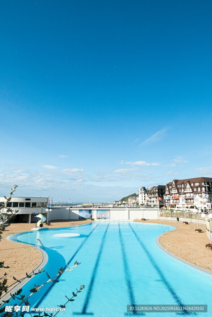 海濱藍色泳池風光