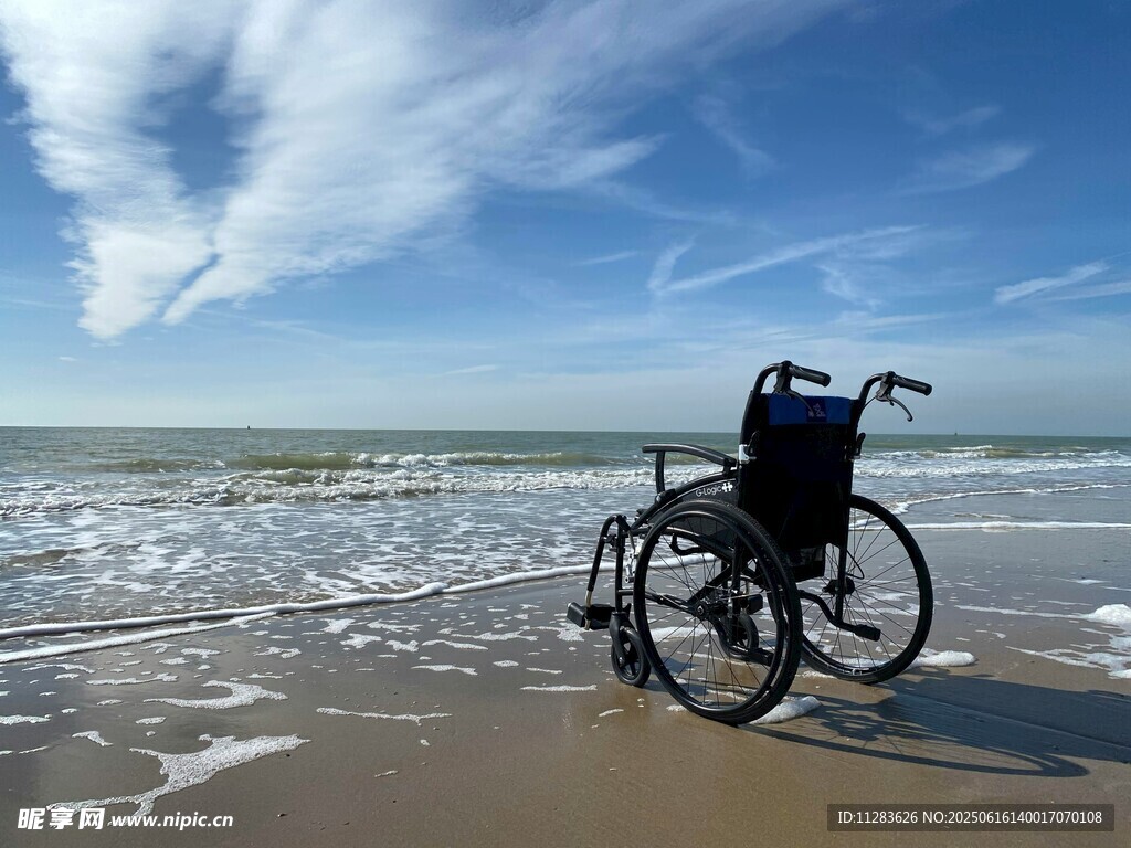 海灘上的空輪椅