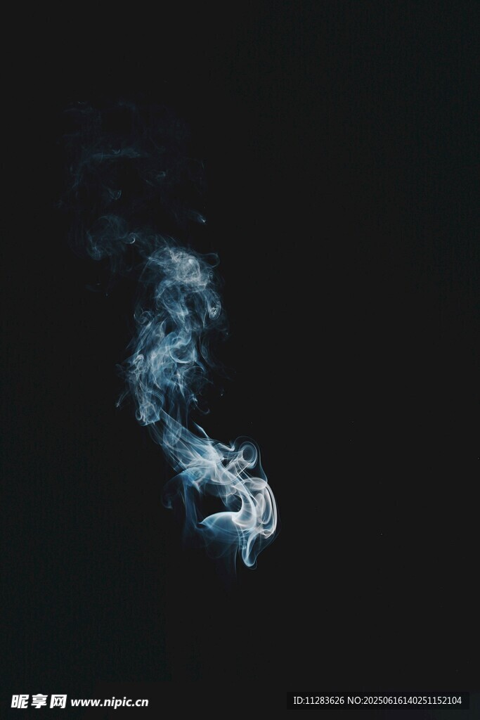黑色背景中的縹緲煙霧