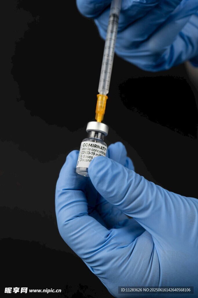 醫護人員手持注射器特寫