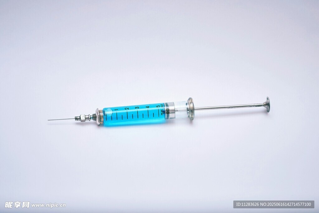 藍色注射器特寫