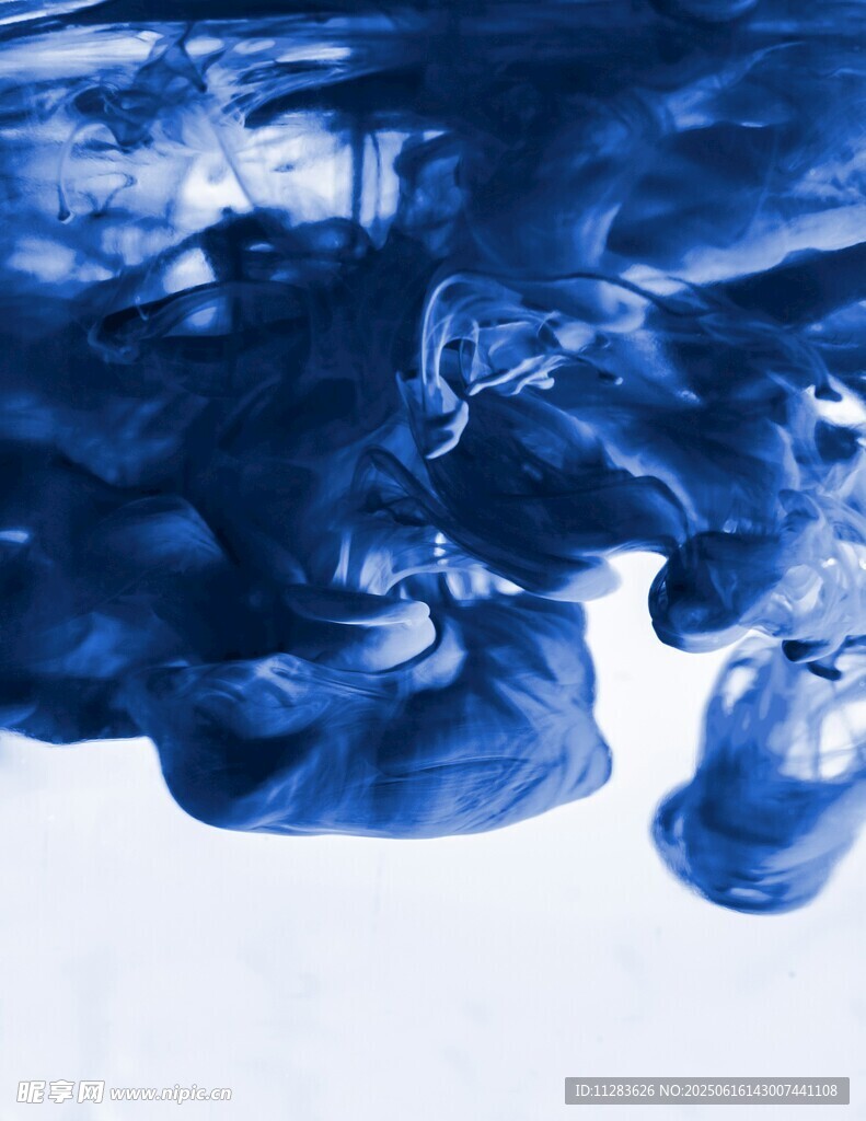藍色墨水在水中擴散