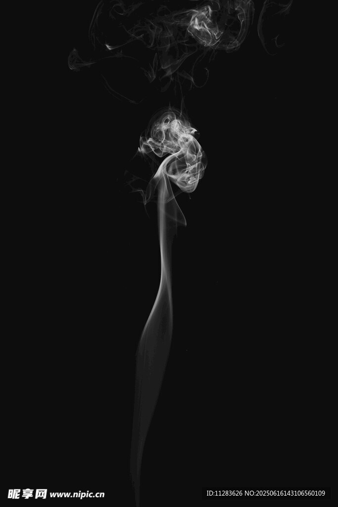 黑色背景下的夢幻煙霧花朵