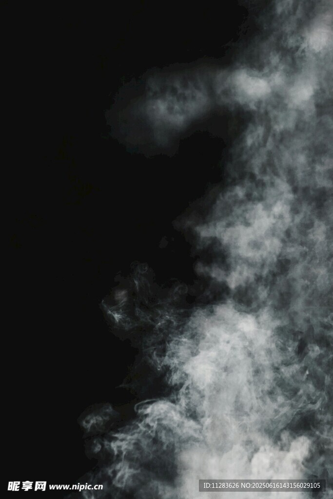 黑色背景中的白色煙霧