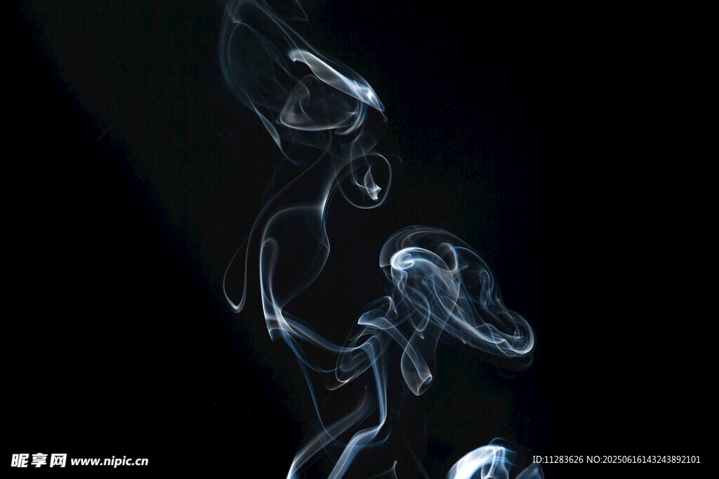 黑色背景下的縹緲煙霧