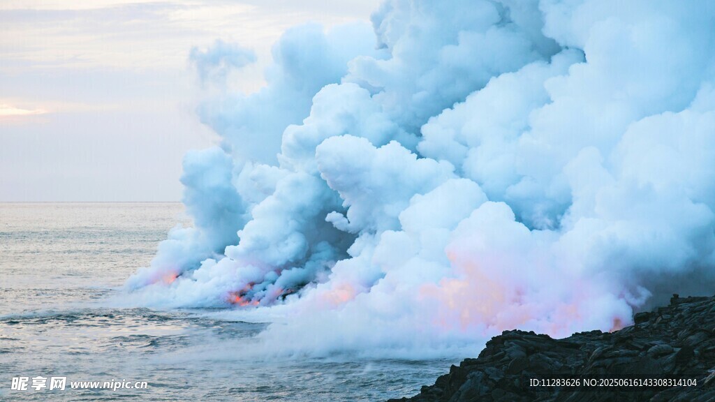 海邊火山噴發壯觀景象