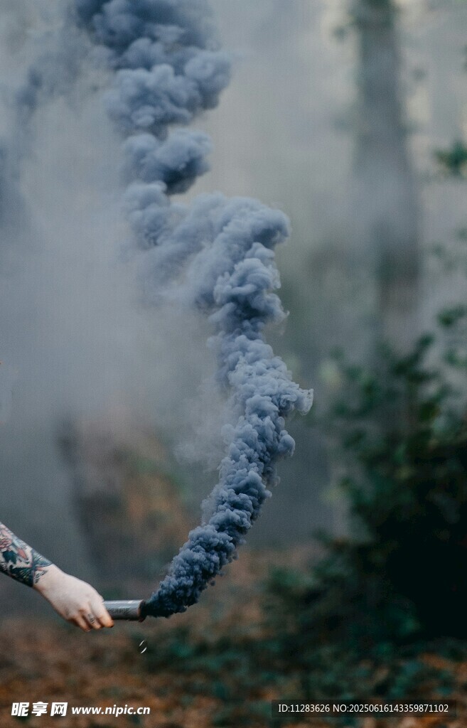 手持煙霧彈制造煙霧效果