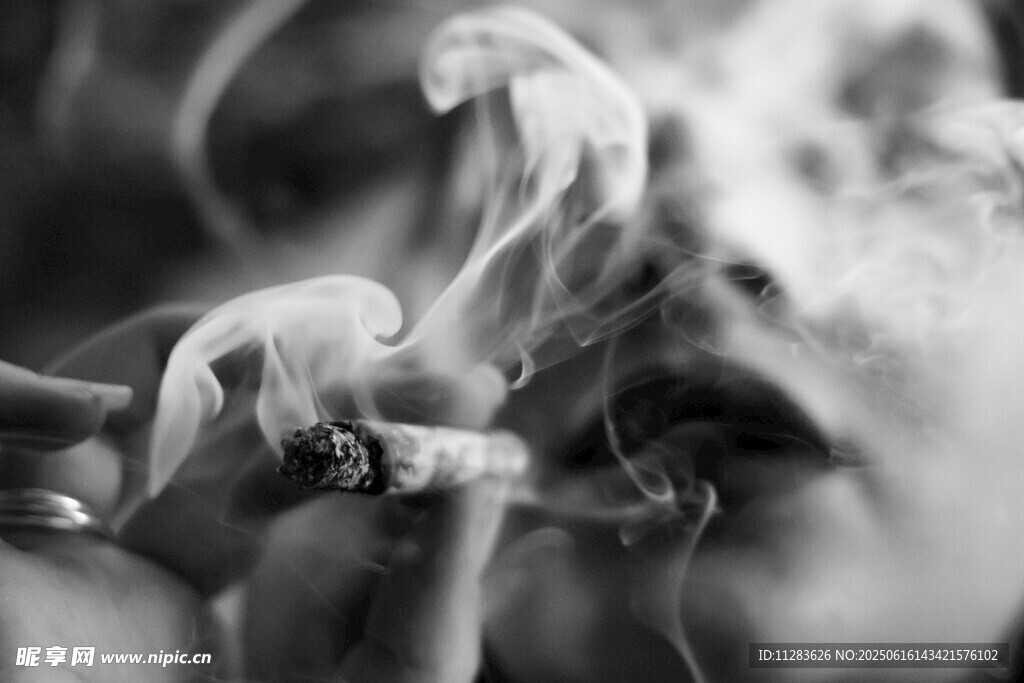 手持香煙冒出裊裊煙霧
