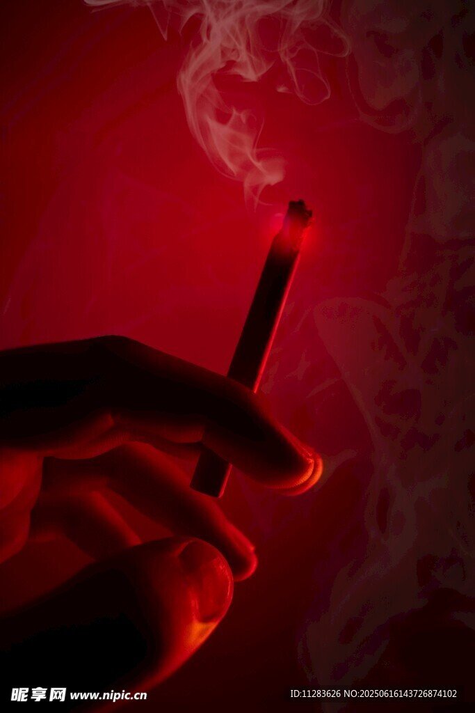手持香煙