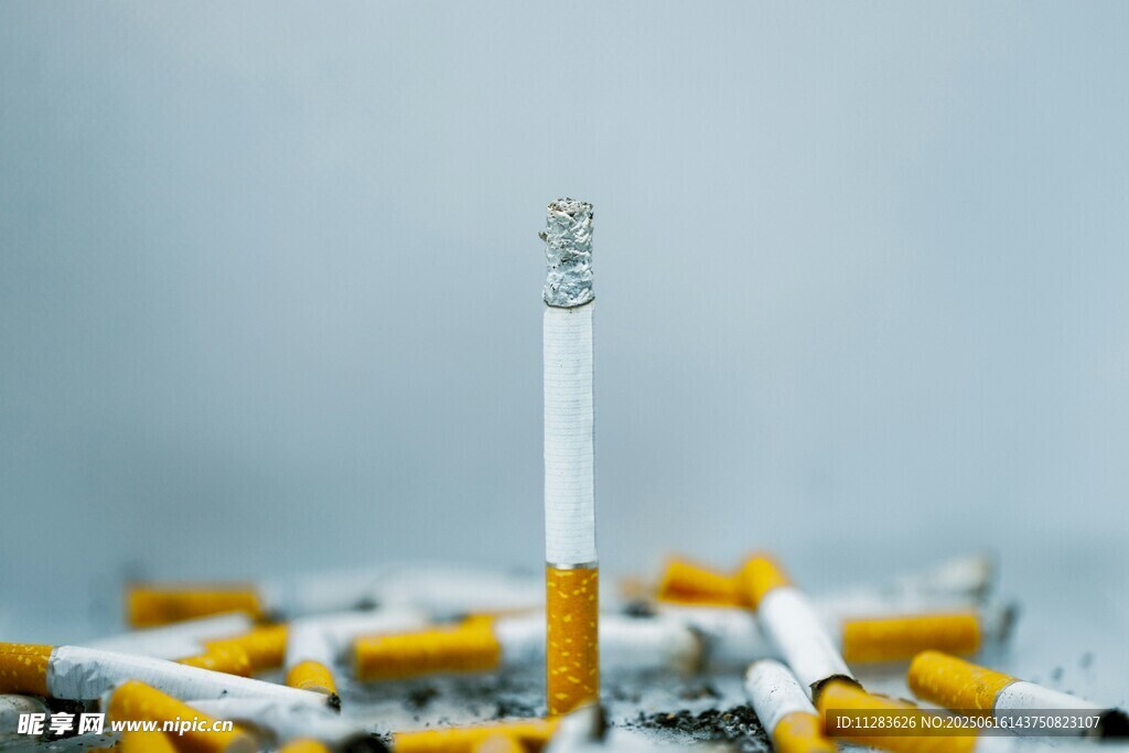 一堆香煙與點(diǎn)燃的煙