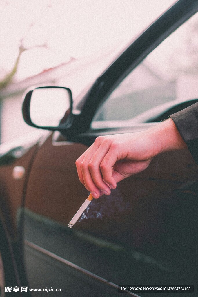 車內(nèi)手持香煙的手部特寫