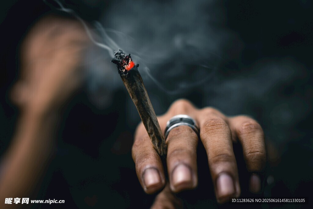 手持點燃香煙的手部特寫
