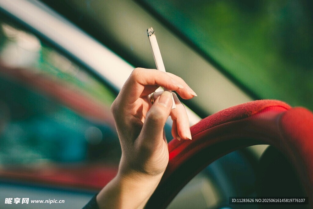 車內(nèi)手持香煙的手部特寫