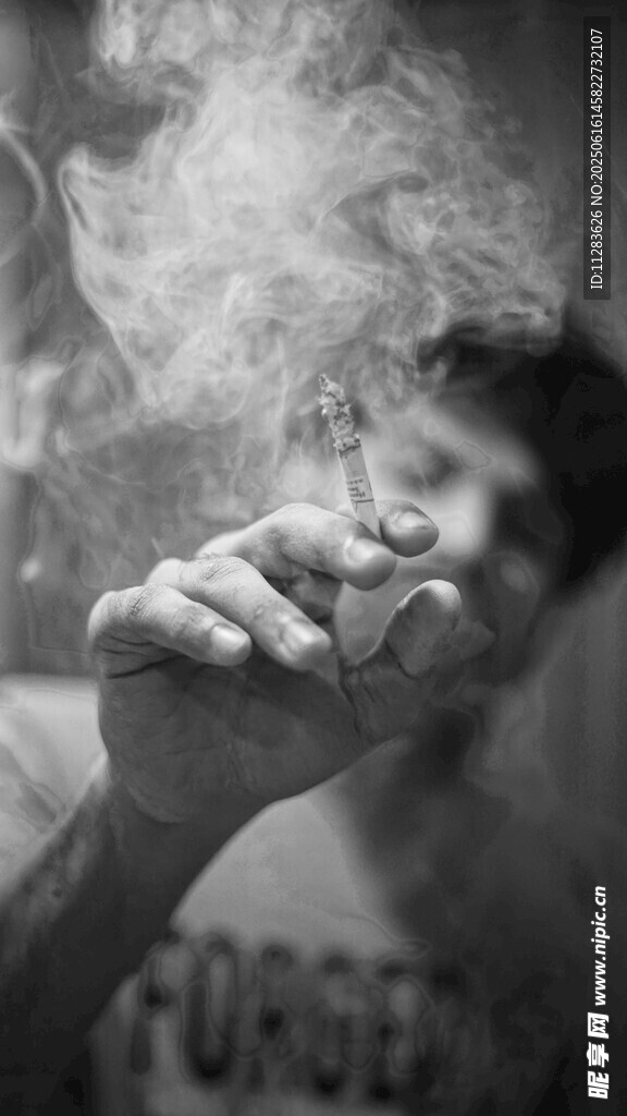 男子手持香煙煙霧繚繞