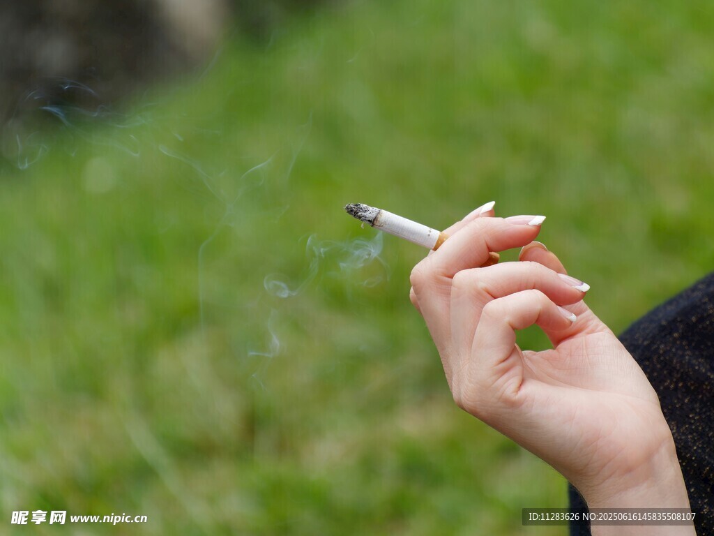 手持香煙的手部特寫