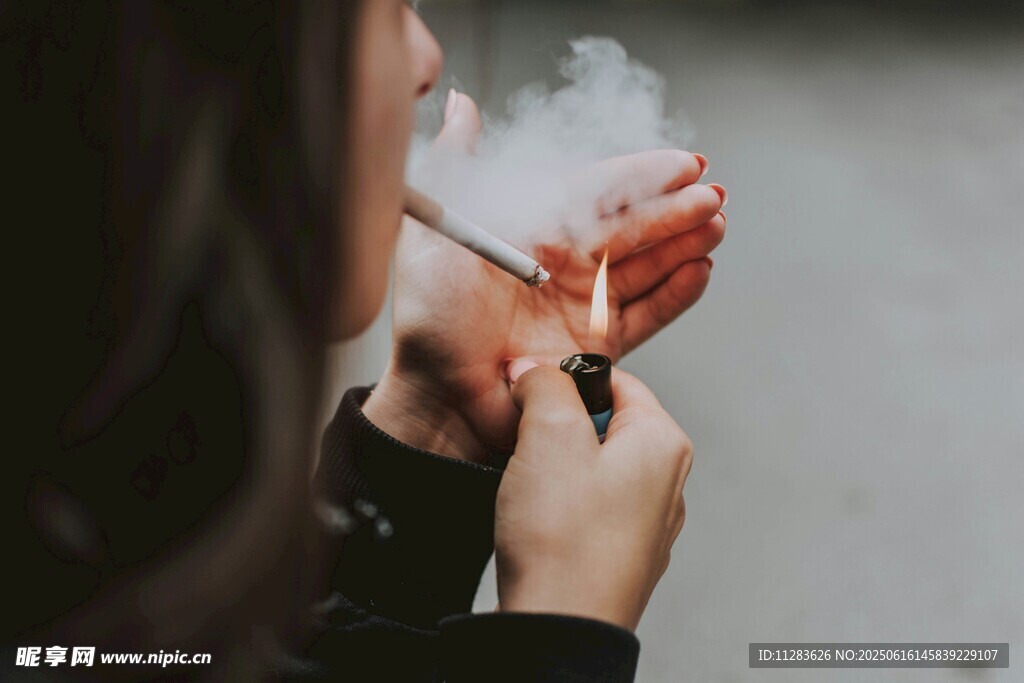 女子點燃香煙瞬間