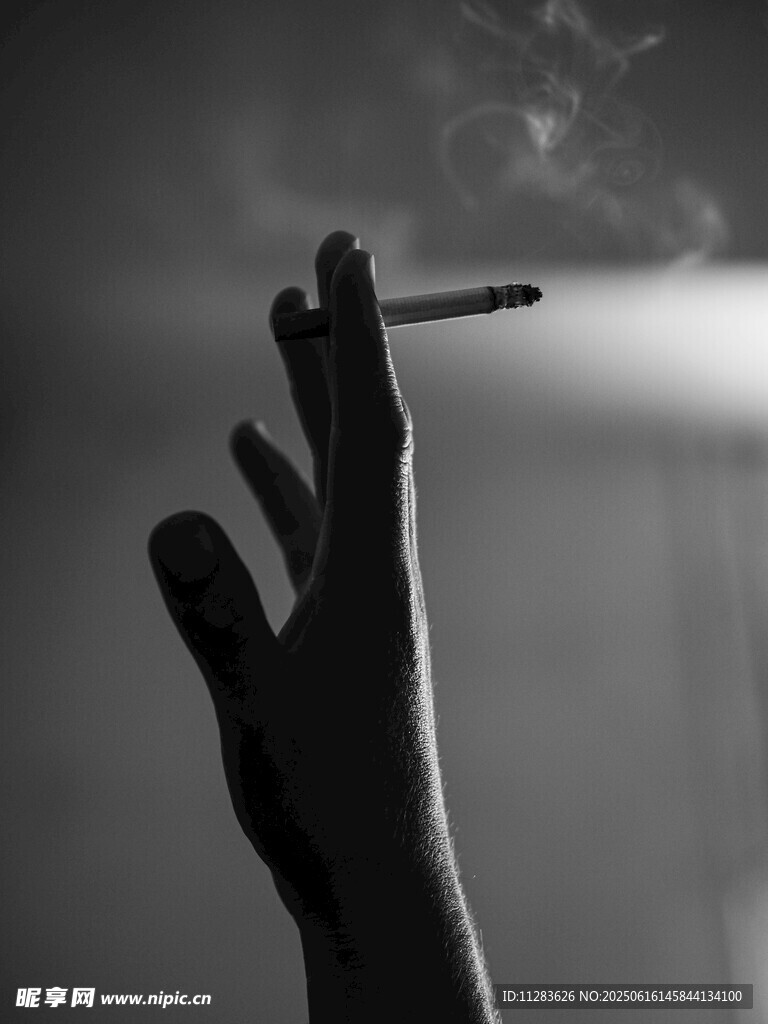 手托香煙的剪影瞬間
