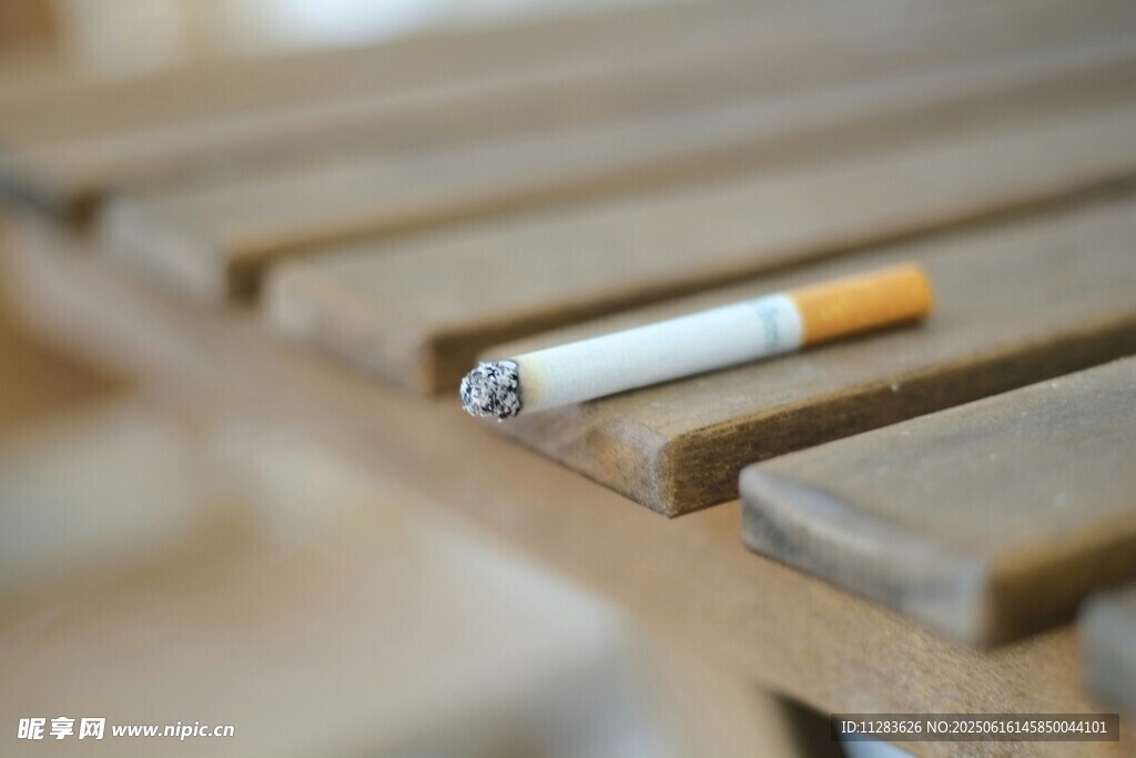 木桌上的一支香煙