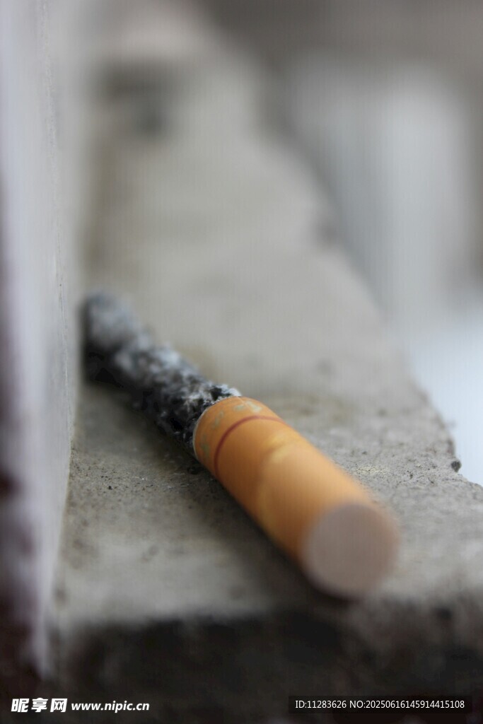 一支香煙置于粗糙表面