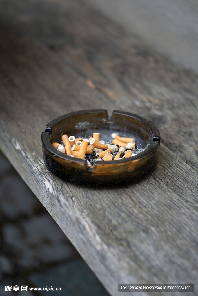 煙灰缸內的煙蒂