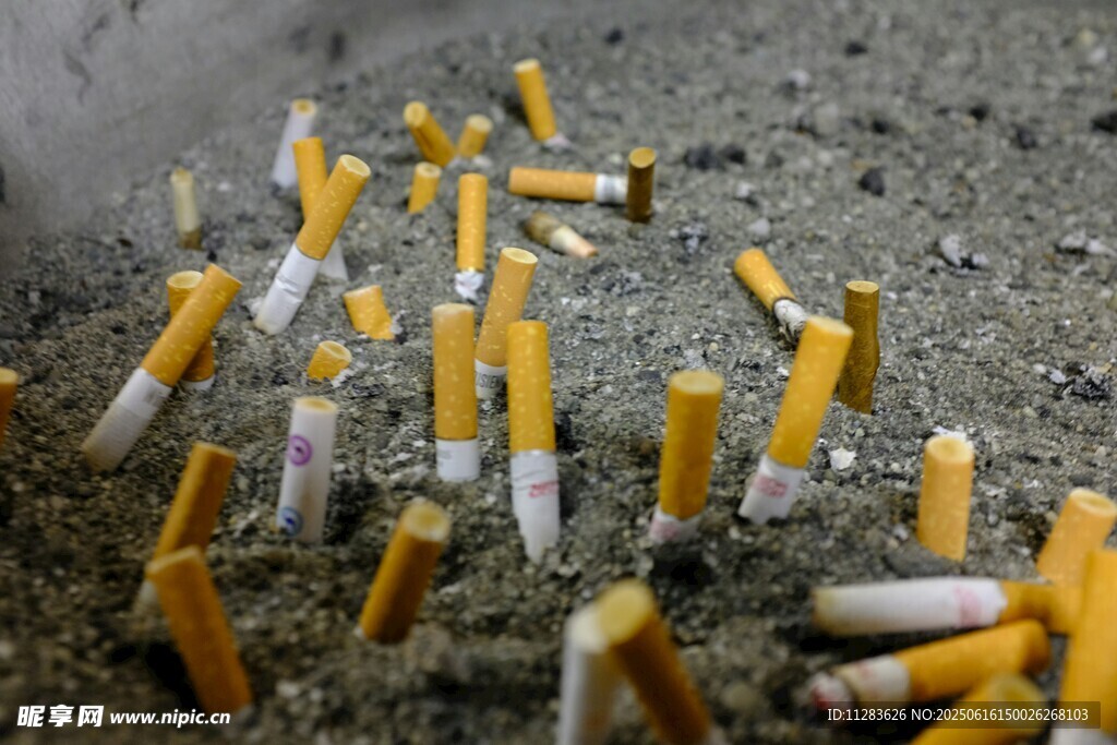 地面散落的大量香煙煙頭