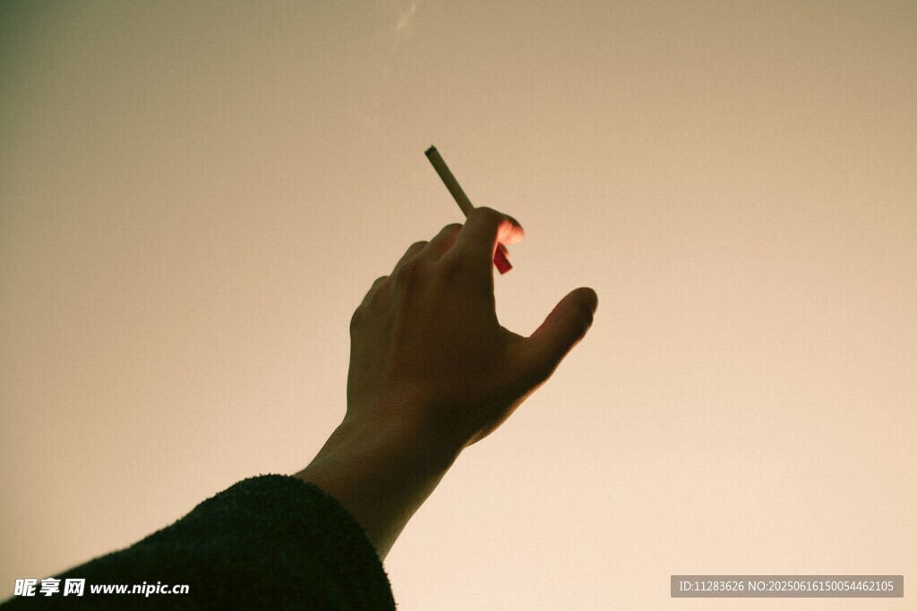 手擎香煙于逆光中