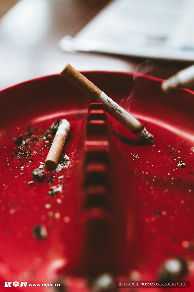紅色煙灰缸內的煙蒂