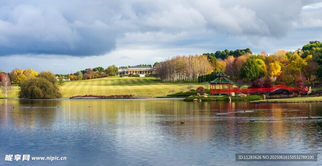 秋日湖畔美景