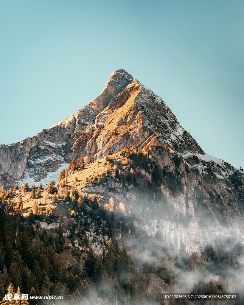 金色山峰云霧繚繞美景