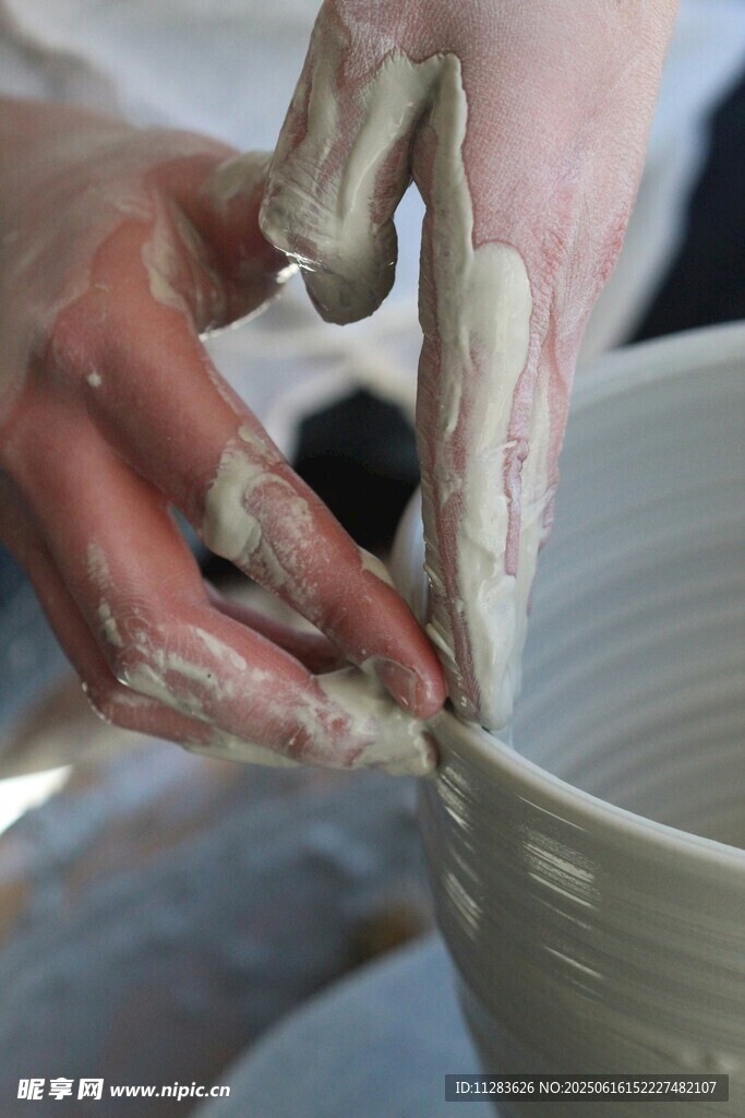 手工陶藝制作中的手部特寫
