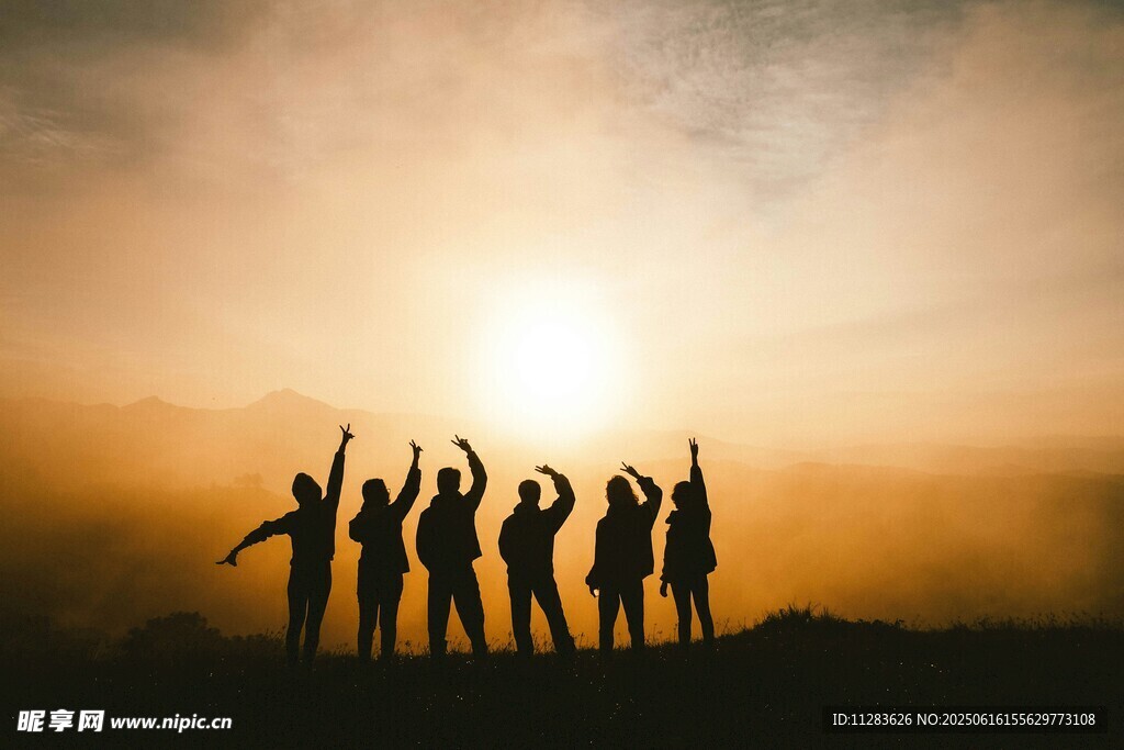 夕陽下的青春活力身影