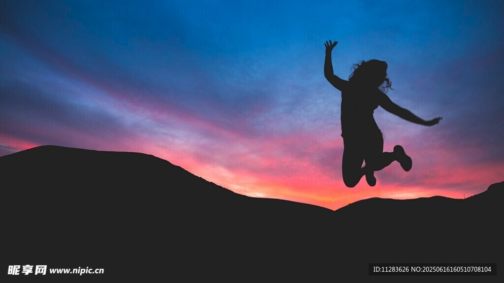夕陽下的活力跳躍身影